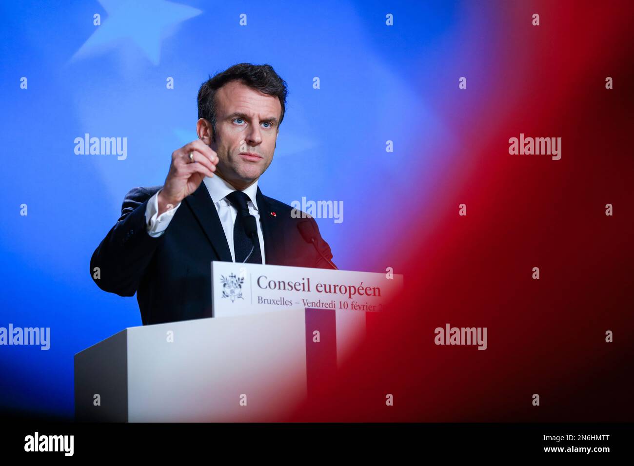 Belgique / Bruxelles / 10/2/2023 - Nicolas Landemard / le Pictorium - Conférence de presse Emmanuel Macron - 10/2/2023 - Belgique / Bruxelles / Bruxelles - le président français Emmanuel Macron a tenu une conférence de presse à la fin du sommet extraordinaire de l'UE dans la capitale belge. Banque D'Images
