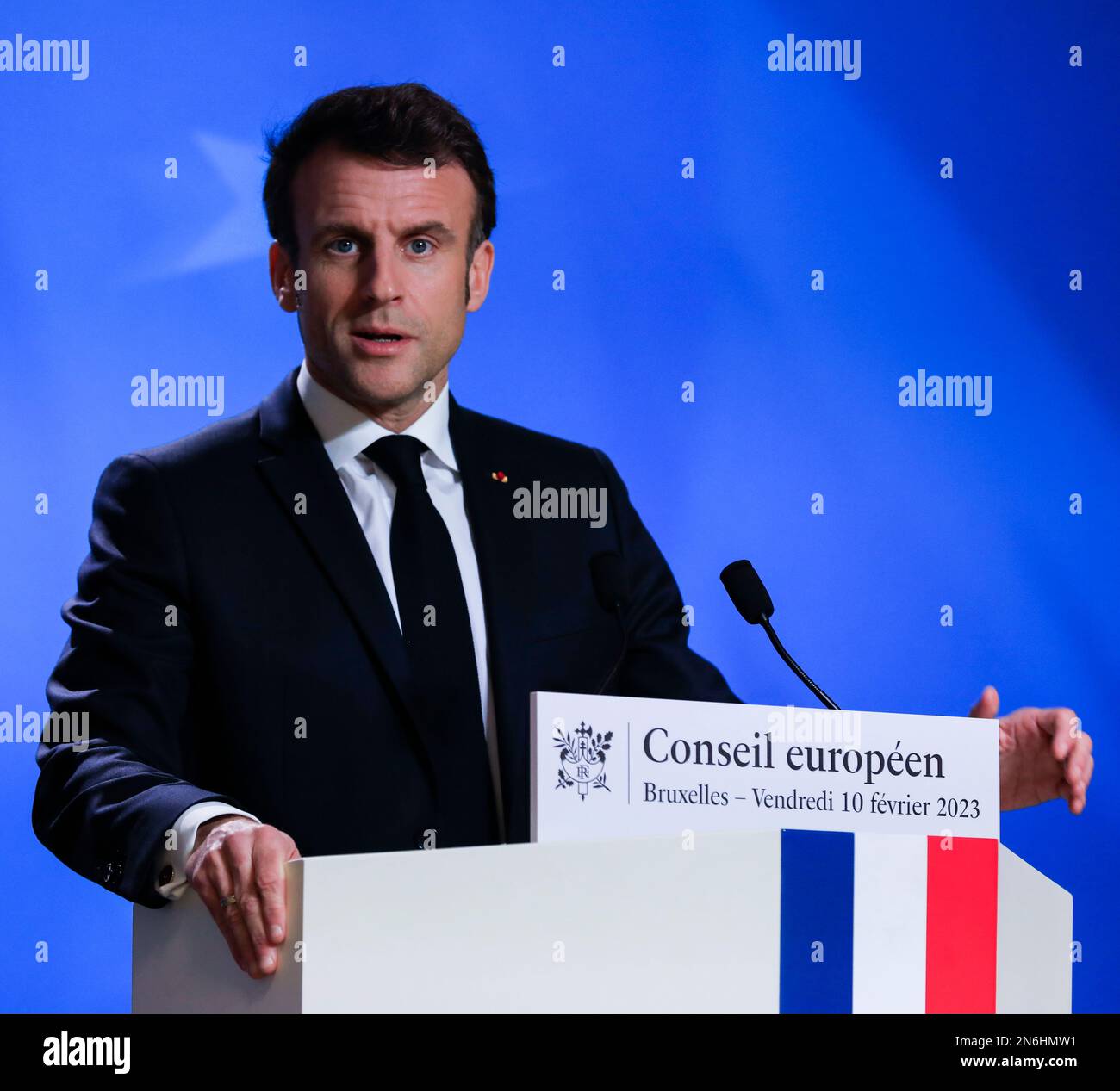Belgique / Bruxelles / 10/2/2023 - Nicolas Landemard / le Pictorium - Conférence de presse Emmanuel Macron - 10/2/2023 - Belgique / Bruxelles / Bruxelles - le président français Emmanuel Macron a tenu une conférence de presse à la fin du sommet extraordinaire de l'UE dans la capitale belge. Banque D'Images