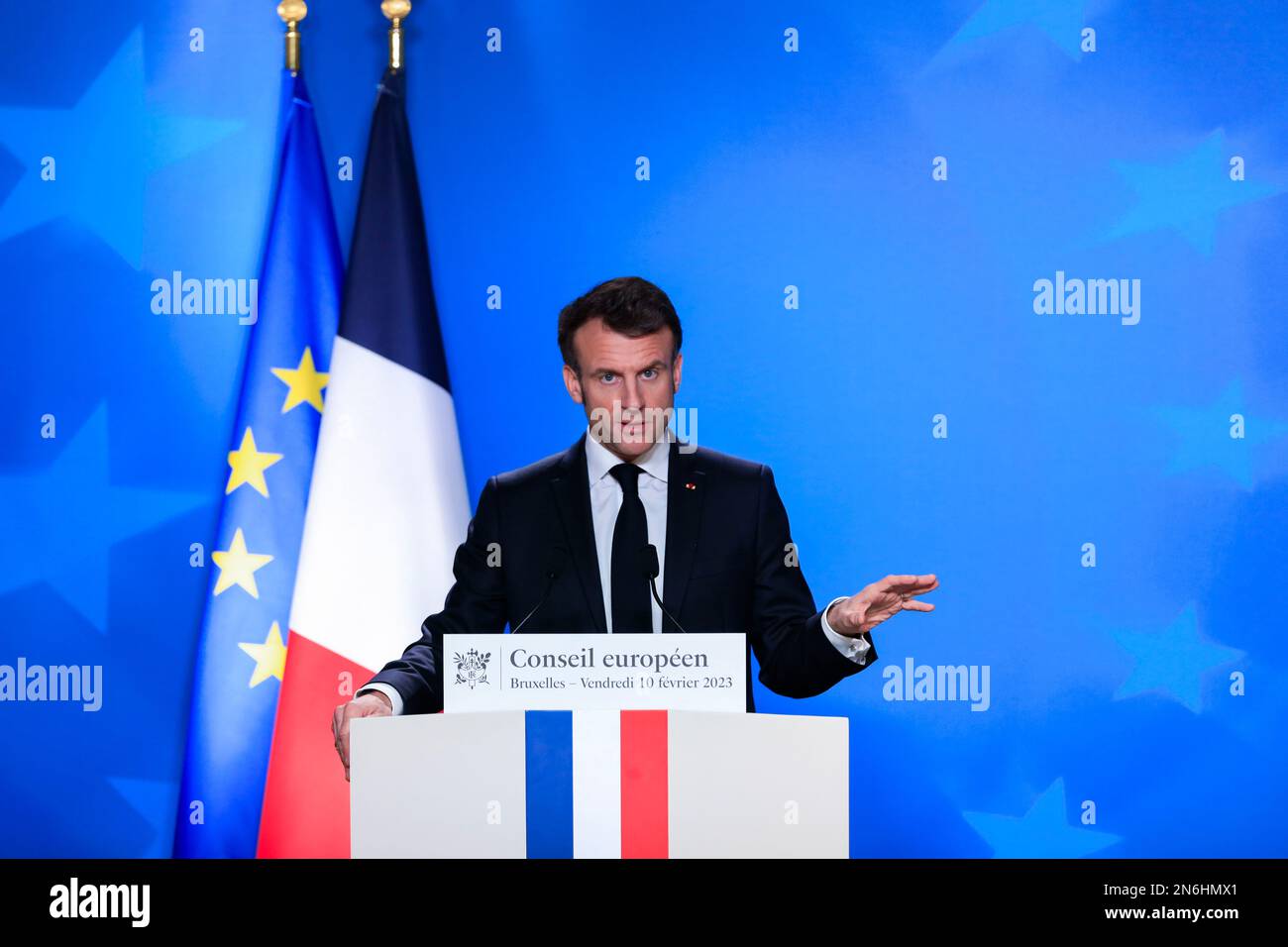 Belgique / Bruxelles / 10/2/2023 - Nicolas Landemard / le Pictorium - Conférence de presse Emmanuel Macron - 10/2/2023 - Belgique / Bruxelles / Bruxelles - le président français Emmanuel Macron a tenu une conférence de presse à la fin du sommet extraordinaire de l'UE dans la capitale belge. Banque D'Images