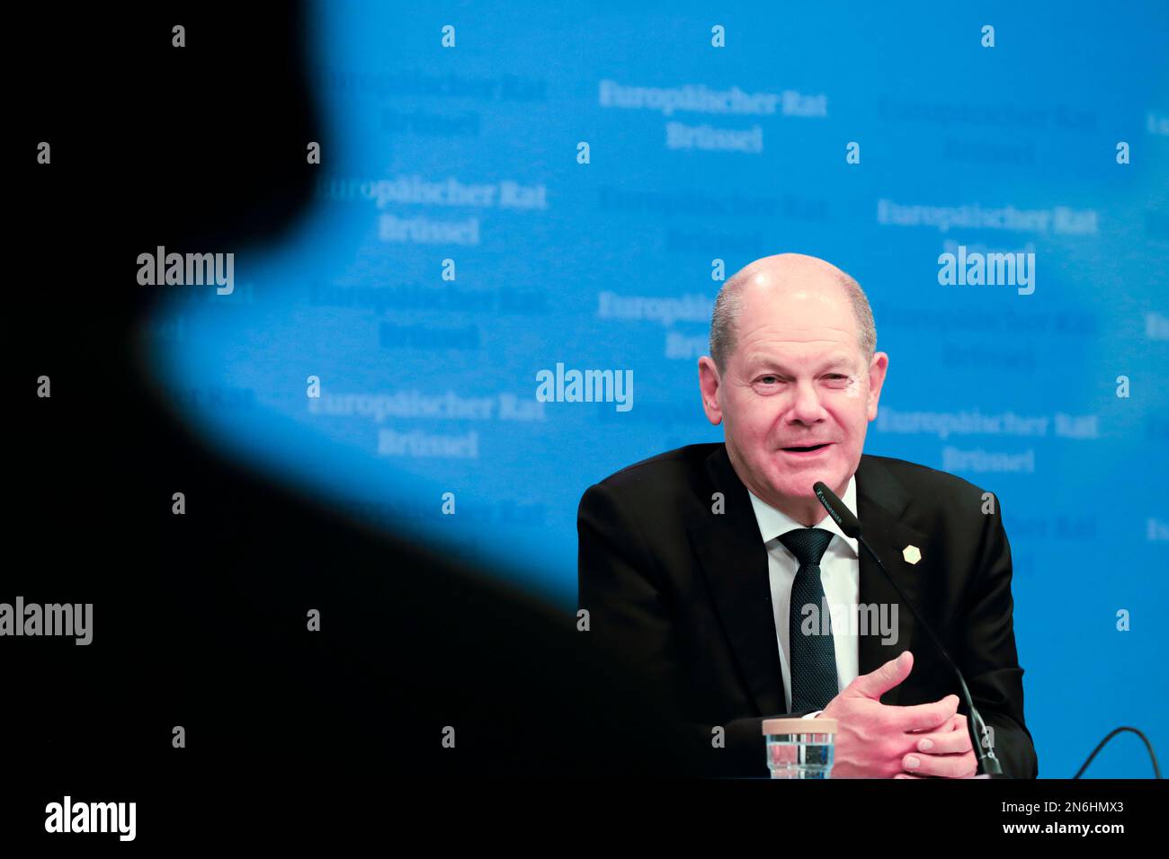 Belgique / Bruxelles / 10/02/2023, Nicolas Landemard / le Pictorium - Conférence de presse par OLAF Scholz - 10/2/2023 - Belgique / Bruxelles / Bruxelles - la chancelière allemande OLAF Scholz a tenu une conférence de presse après le sommet extraordinaire de l'UE dans la capitale belge. Banque D'Images