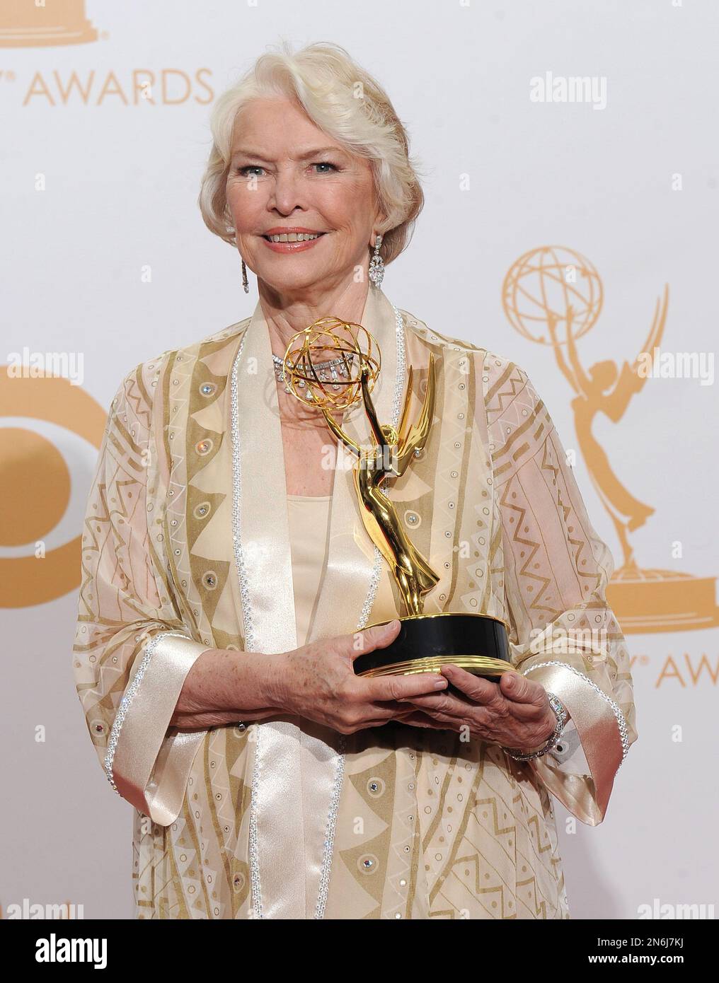 Ellen Burstyn poses backstage with the award for outstanding supporting actress in a miniseries or a movie for her role on "Political Animals" at the 65th Primetime Emmy Awards at Nokia Theatre on Sunday Sept. 22, 2013, in Los Angeles. (Photo by Scott Kirkland/Invision for Academy of Television Arts & Sciences/AP Images) Banque D'Images
