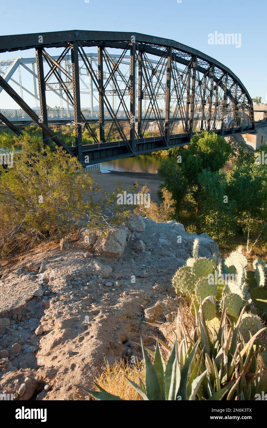 Pont historique de treillis océan-océan au-dessus du fleuve Colorado à Yuma Crossing, Arizona Banque D'Images