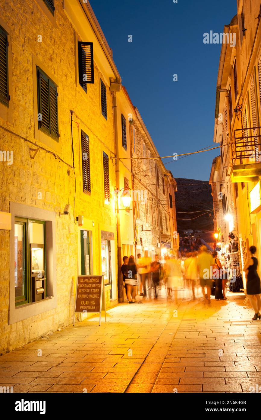 Scène de rue la nuit dans la vieille ville de Pag, Croatie Banque D'Images