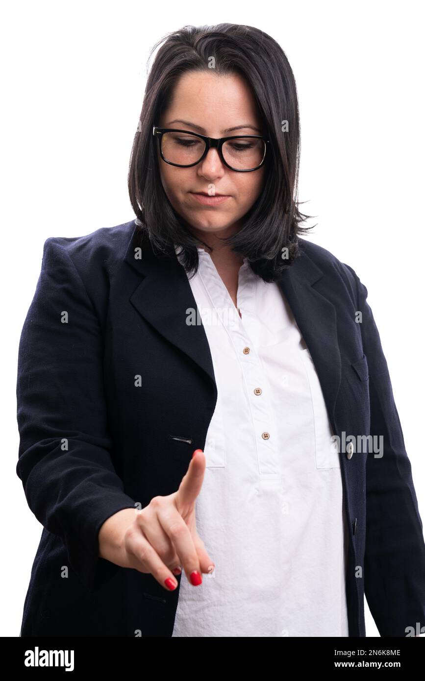 Femme entrepreneur adulte sérieuse utilisant l'index pour toucher invisible écran vide copyspace portant blanc chemise costume et lunettes isolées sur le coup Banque D'Images