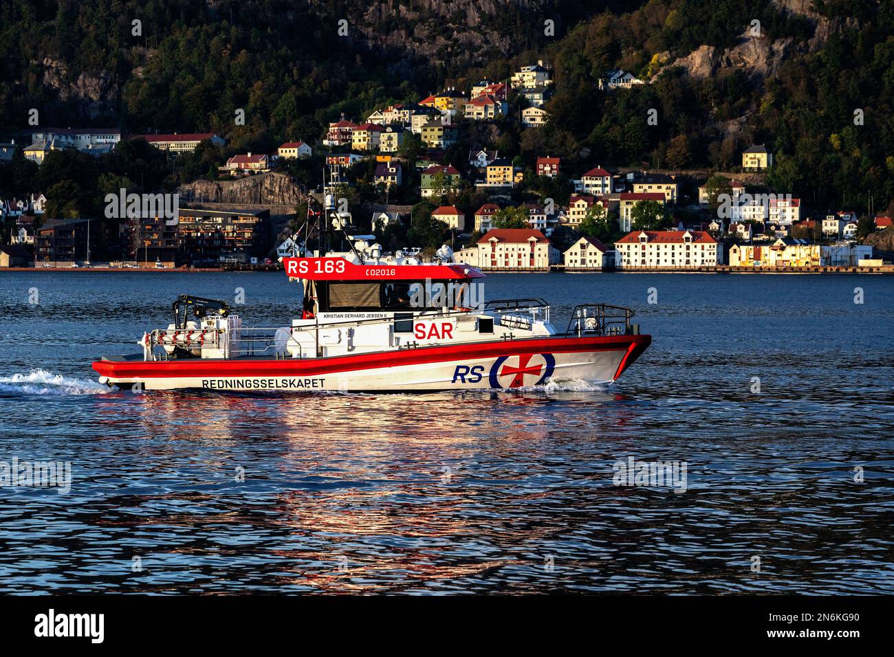 Bateau de sauvetage en mer à grande vitesse Kristian Gerhard Jebsen II à Byfjorden, arrivant au port de Bergen, Norvège. Banque D'Images