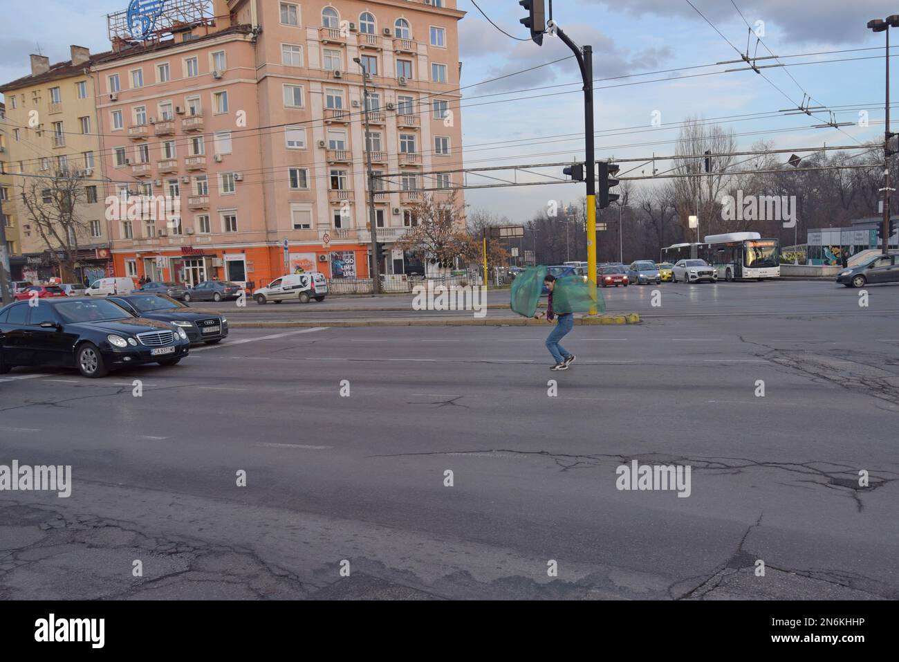 Une femme bustier devant les feux de signalisation avec bannière en tissu coloré poi, Sofia, Bulgarie Banque D'Images