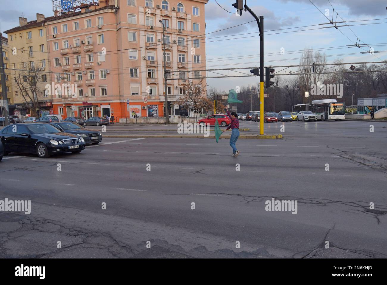 Une femme bustier devant les feux de signalisation avec bannière en tissu coloré poi, Sofia, Bulgarie Banque D'Images