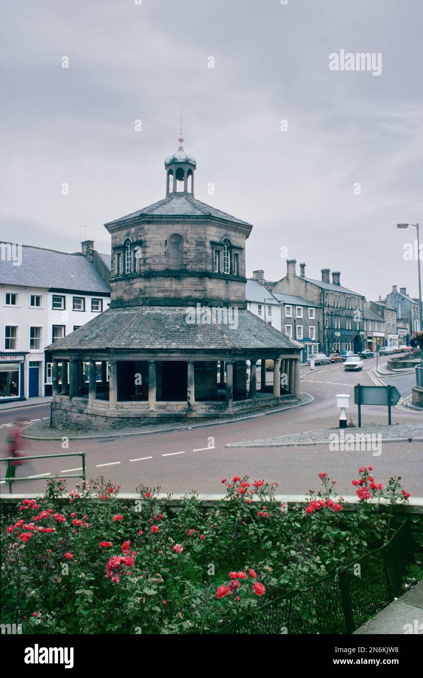 Barnard Castle Market Cross (également connu sous le nom de Butter Market) dans la ville marchande de Barnard Castle, Teesdale, comté de Durham, Angleterre, construite en 1747. C'est un bâtiment classé de classe I. Numérisation d'archivage à partir d'une lame. Octobre 1977. Banque D'Images