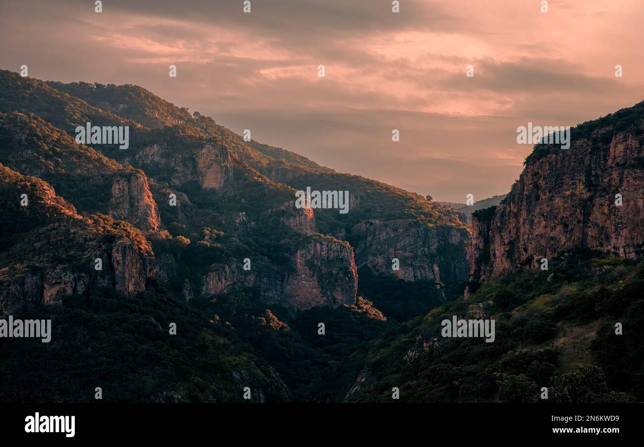 Vue panoramique sur la zone de randonnée de Canon de la Garita, Sierra Penjamo au coucher du soleil à Guanajuato, Mexique Banque D'Images