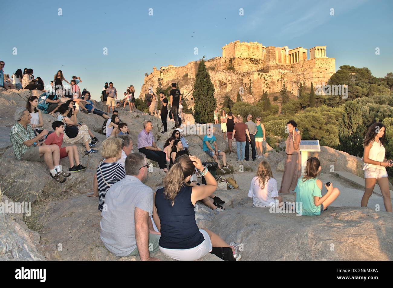 Le groupe touristique et l'excursion guide sur la colline d'Areopagus à Athènes. Banque D'Images