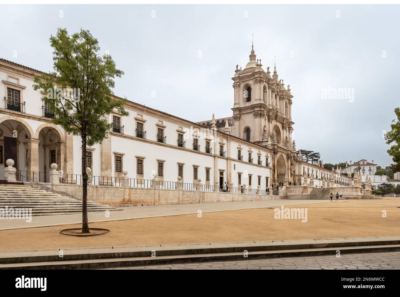 Vue sur la façade principale du monastère d'Alcobaça au Portugal. Banque D'Images