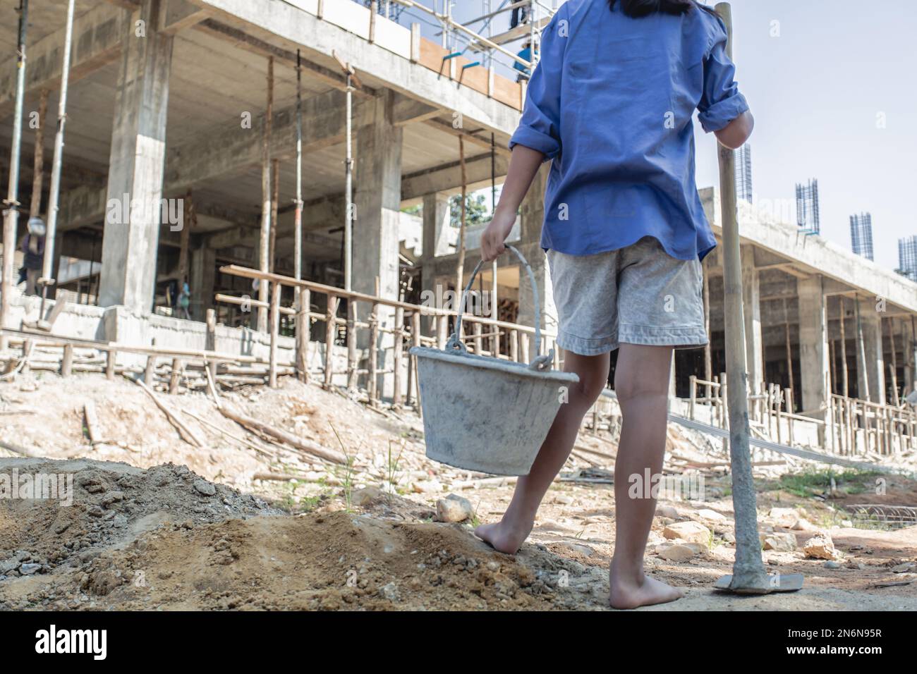 Les enfants pauvres travaillant sur le chantier de construction contre le travail des enfants, les enfants doivent travailler en raison de la pauvreté, la Journée mondiale contre le travail des enfants et les autres Banque D'Images