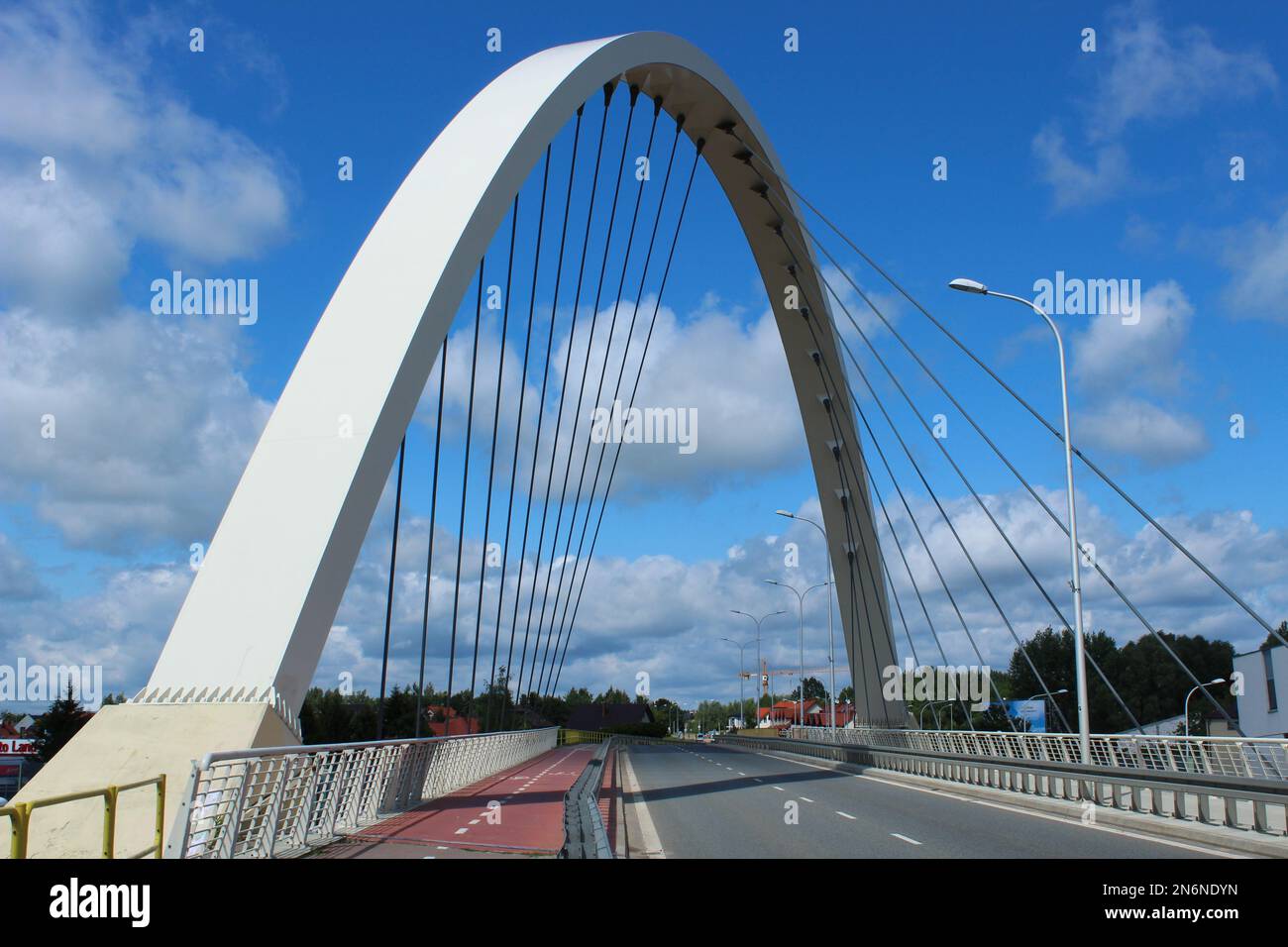 Portée transversale du pont de corde 13.02.2023 Bialystok Pologne. Vue sur la travée blanche du pont en acier à l'entrée de la ville. Banque D'Images