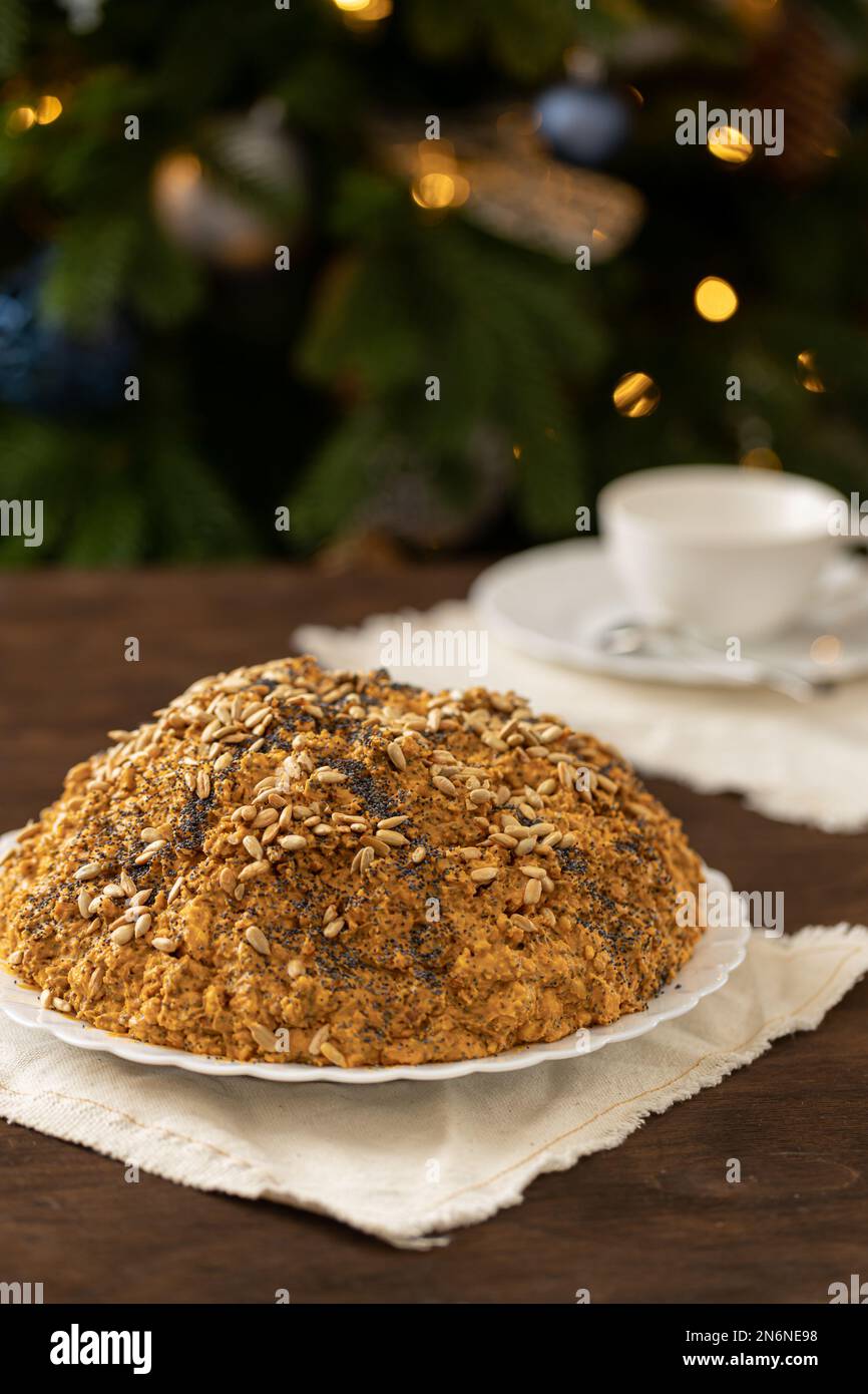 gâteau de colline ant décoré de graines de pavot sur une assiette blanche. le concept d'une fête de thé festive. Banque D'Images