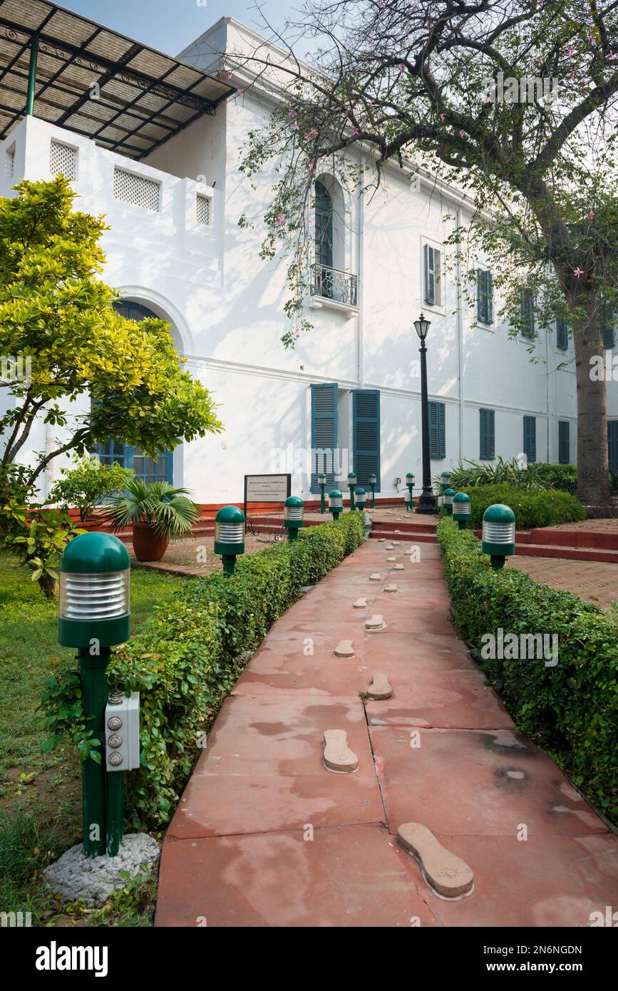Empreintes de pied marquant les dernières étapes du Mahatma Gandhi avant son assassinat, Musée Gandhi Smriti, New Delhi, Inde Banque D'Images