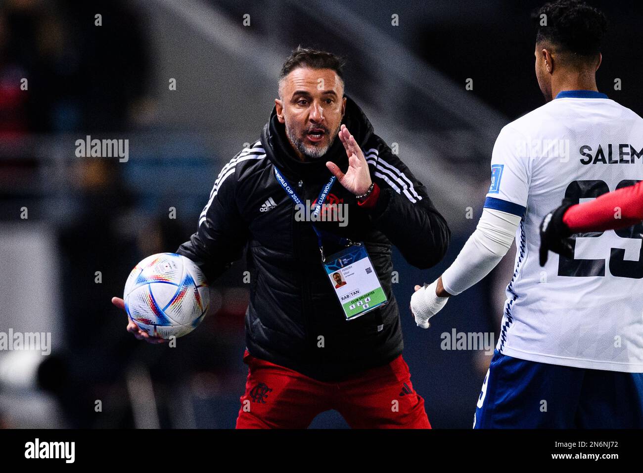 Stade Ibn-Batouta Tanger Med, Maroc - 07 février: L'entraîneur en chef de Flamengo Vitor Pereira (L) tient le ballon pendant la coupe du monde du Club de la FIFA Maroc 2022 demi-finale entre Flamengo et Al Hilal SFC à Stade Ibn-Batouta sur 7 février 2023 à Tanger Med, Maroc. (Photo de Marcio Machado/Eurasia Sport Images) (Eurasia Sport Images / SPP) Banque D'Images