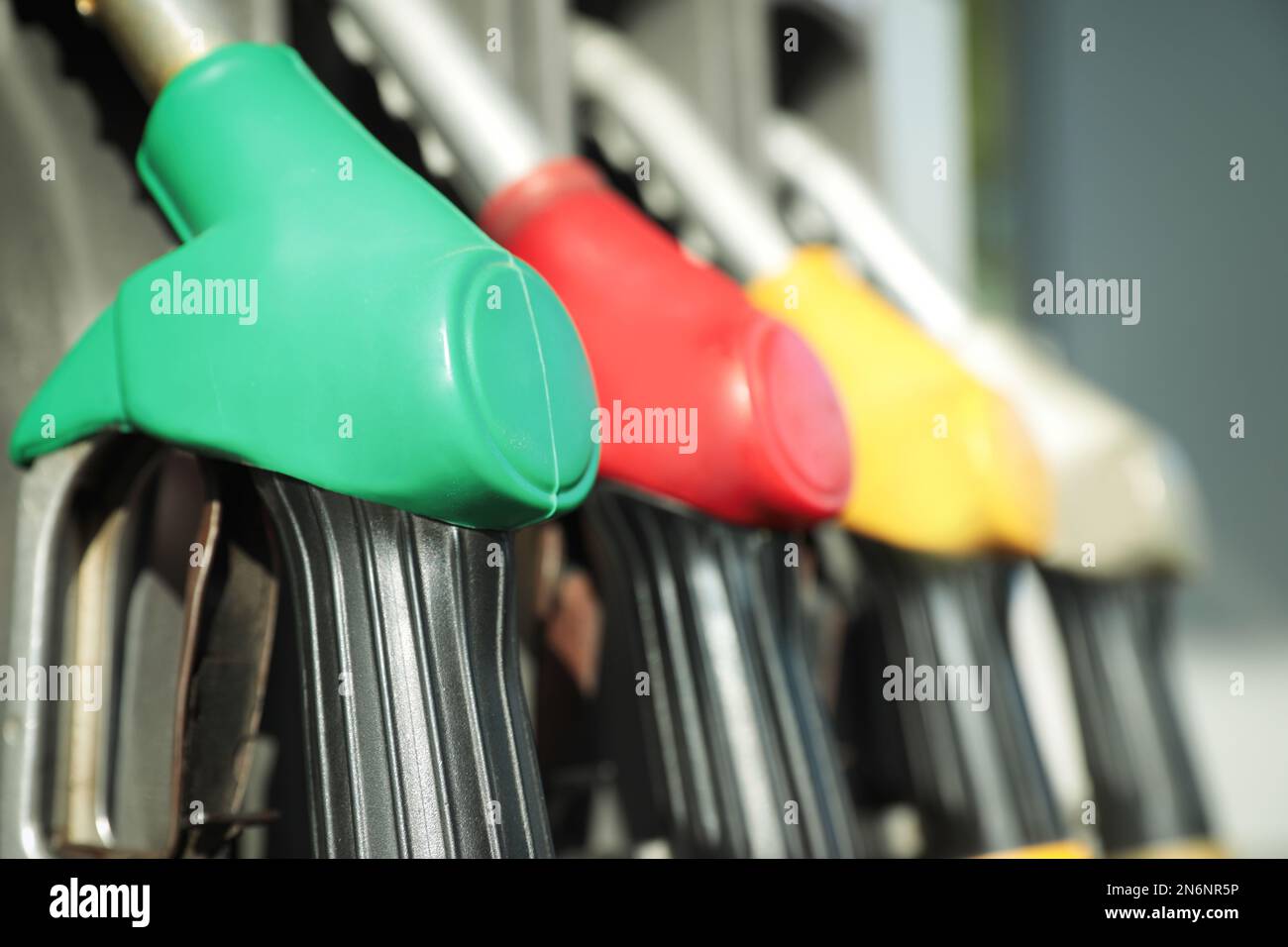 Pistolets à carburant à la station de remplissage de gaz moderne, gros plan Banque D'Images