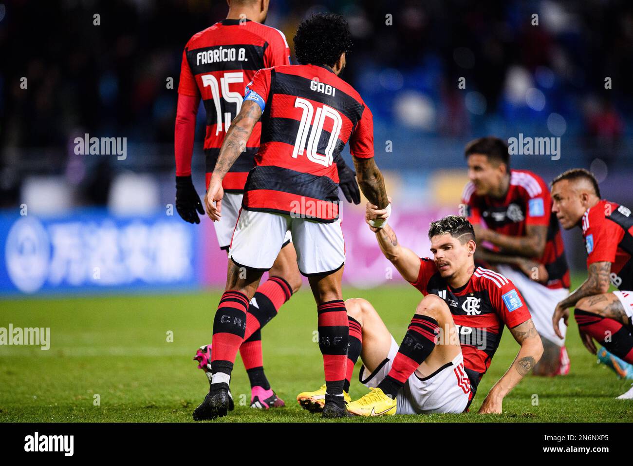 Stade Ibn-Batouta Tanger Med, Maroc - 07 février : Gabriel Barbosa (L) et Ayrton Lucas de Flamengo (R) ont été écrasés après avoir été battu par Al Hilal lors de la coupe du monde du Club de la FIFA Maroc 2022 demi-finale entre Flamengo et Al Hilal SFC au Stade Ibn-Batouta sur 7 février 2023 à Tanger Med, au Maroc. (Photo de Marcio Machado/Eurasia Sport Images) (Eurasia Sport Images / SPP) Banque D'Images