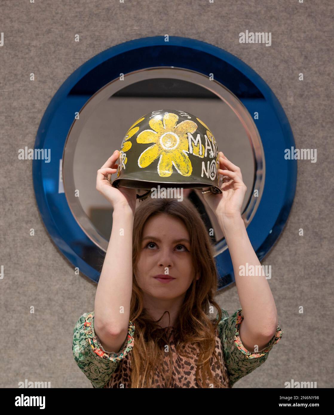 Bonhams, Londres, Royaume-Uni. 10 février 2023. L'unité dans la variété : la vente de la collection David Bonsall d'arts décoratifs et de design a lieu le 14 février Image: US Vietnam Helmet, «Flower Power», vers 1967, estimation: £200-300. Crédit : Malcolm Park/Alay Live News. Banque D'Images