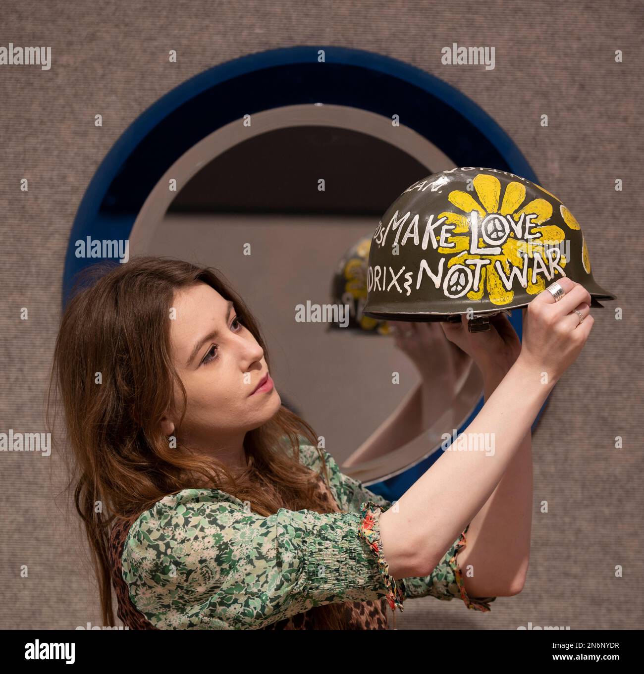 Bonhams, Londres, Royaume-Uni. 10 février 2023. L'unité dans la variété : la vente de la collection David Bonsall d'arts décoratifs et de design a lieu le 14 février Image: US Vietnam Helmet, «Flower Power», vers 1967, estimation: £200-300. Crédit : Malcolm Park/Alay Live News. Banque D'Images