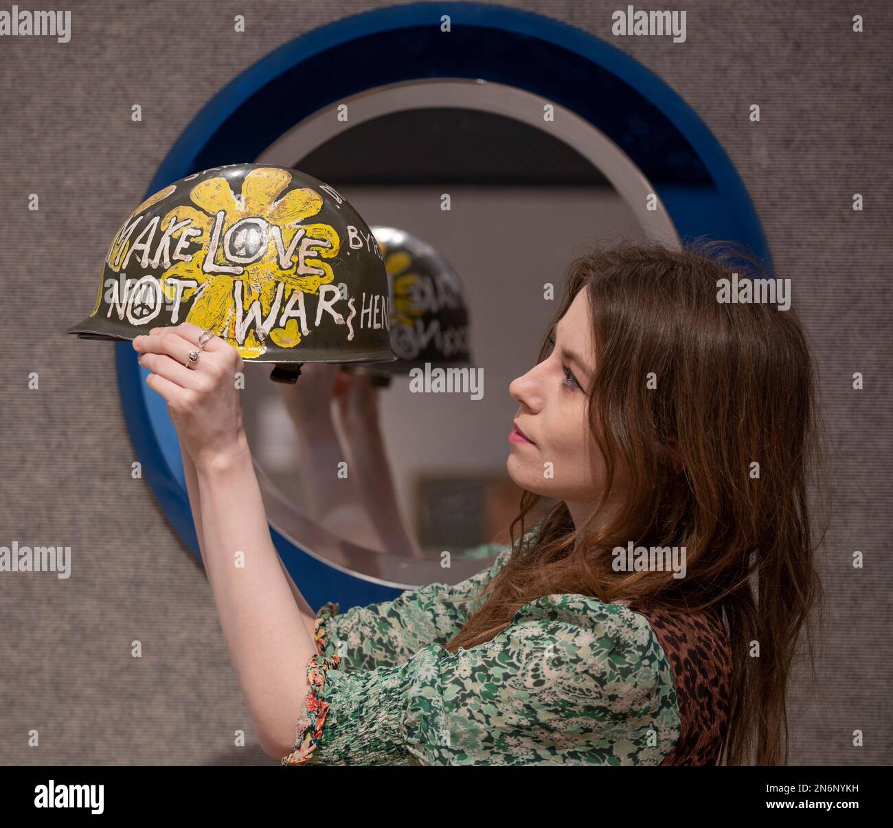 Bonhams, Londres, Royaume-Uni. 10 février 2023. L'unité dans la variété : la vente de la collection David Bonsall d'arts décoratifs et de design a lieu le 14 février Image: US Vietnam Helmet, «Flower Power», vers 1967, estimation: £200-300. Crédit : Malcolm Park/Alay Live News. Banque D'Images