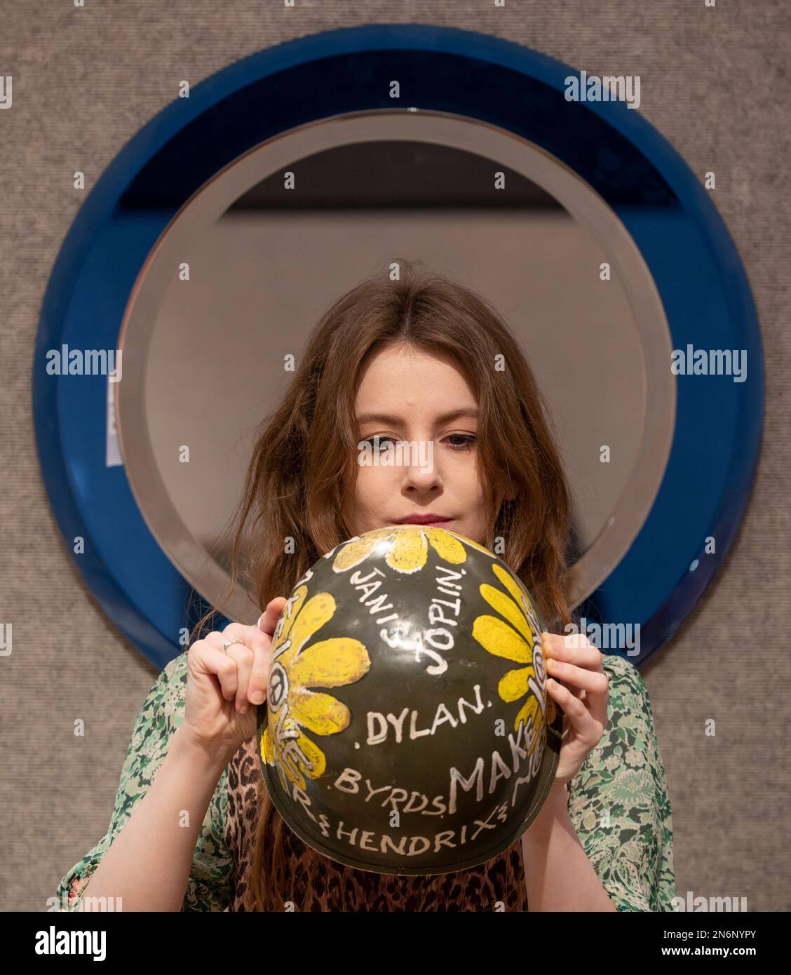 Bonhams, Londres, Royaume-Uni. 10 février 2023. L'unité dans la variété : la vente de la collection David Bonsall d'arts décoratifs et de design a lieu le 14 février Image: US Vietnam Helmet, «Flower Power», vers 1967, estimation: £200-300. Crédit : Malcolm Park/Alay Live News. Banque D'Images