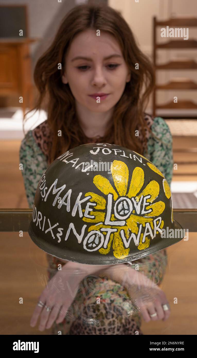 Bonhams, Londres, Royaume-Uni. 10 février 2023. L'unité dans la variété : la vente de la collection David Bonsall d'arts décoratifs et de design a lieu le 14 février Image: US Vietnam Helmet, «Flower Power», vers 1967, estimation: £200-300. Crédit : Malcolm Park/Alay Live News. Banque D'Images