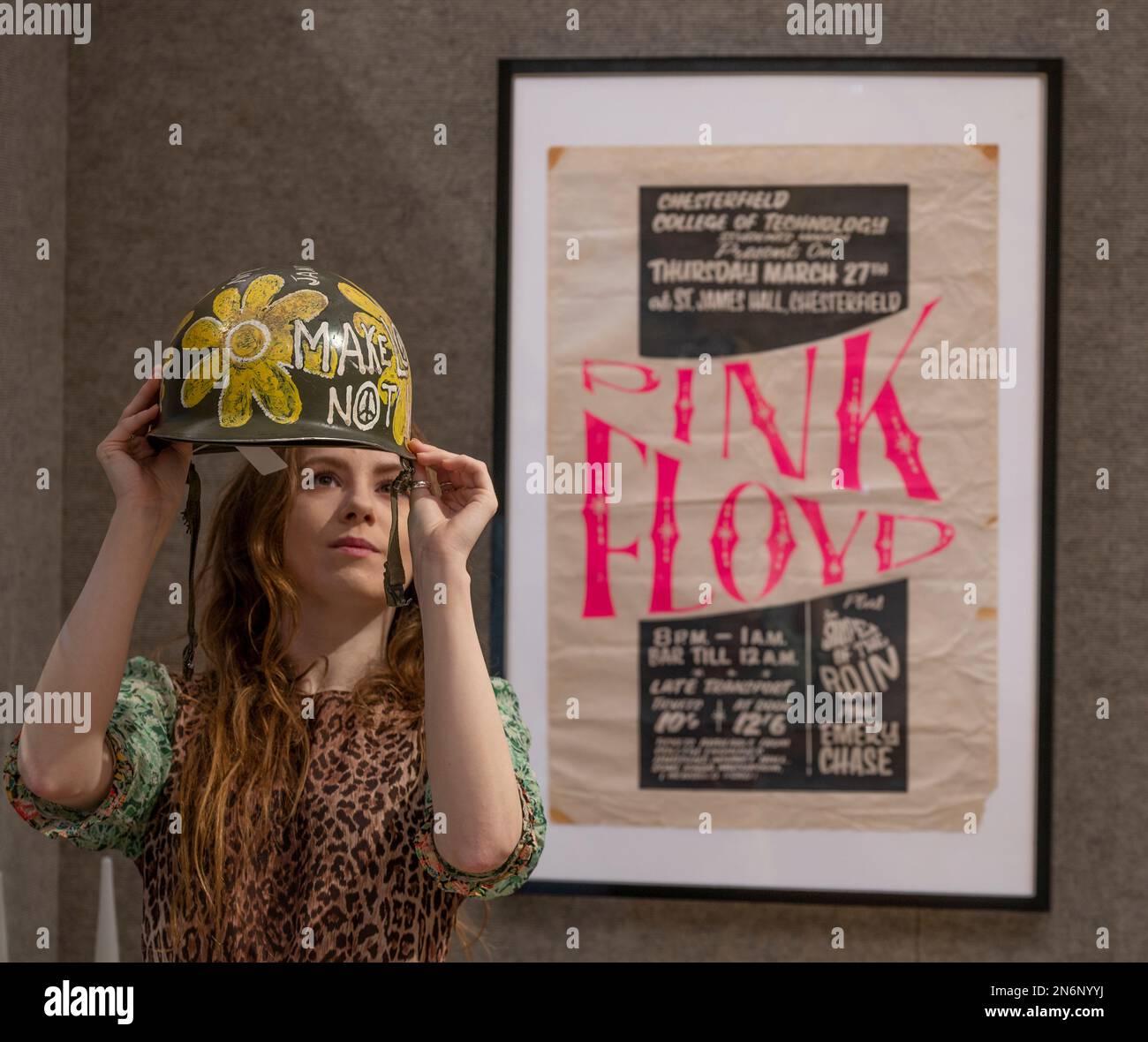 Bonhams, Londres, Royaume-Uni. 10 février 2023. L'unité dans la variété : la vente de la collection David Bonsall d'arts décoratifs et de design a lieu le 14 février Image: US Vietnam Helmet, «Flower Power», vers 1967, estimation: £200-300. Crédit : Malcolm Park/Alay Live News. Banque D'Images