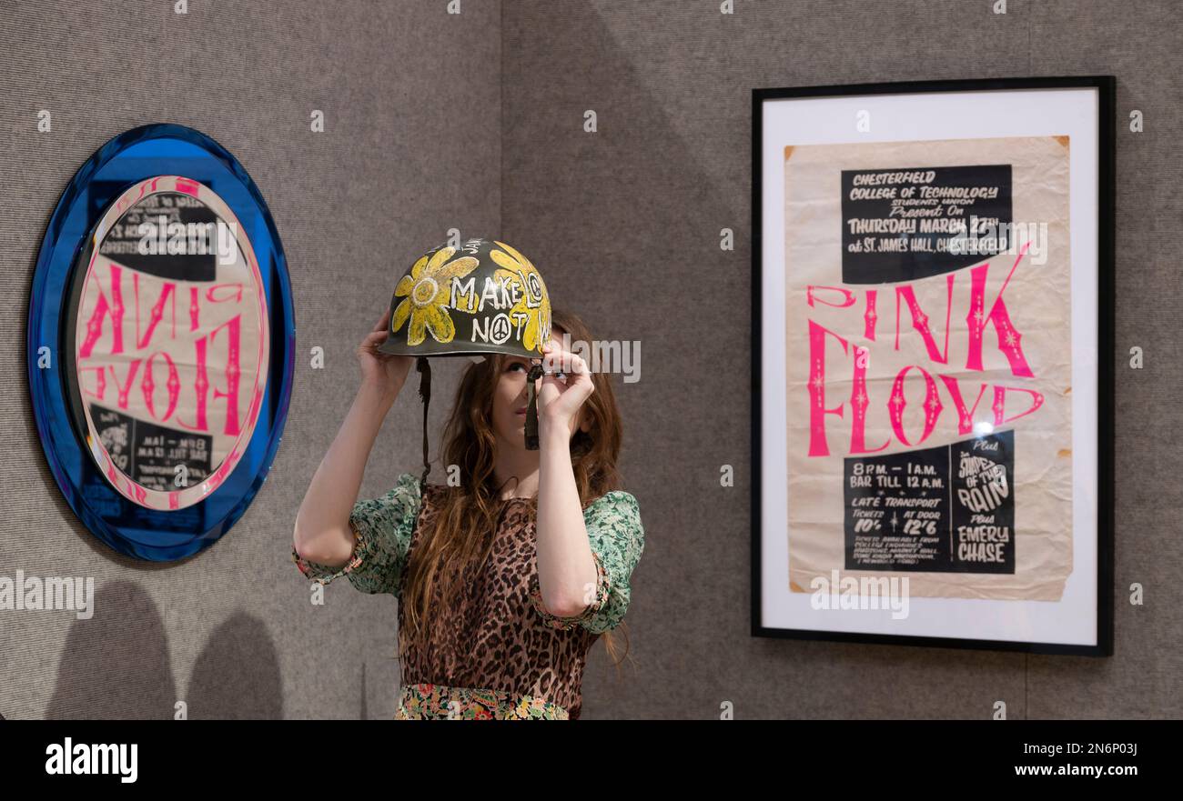 Bonhams, Londres, Royaume-Uni. 10 février 2023. L'unité dans la variété : la vente de la collection David Bonsall d'arts décoratifs et de design a lieu le 14 février Image: US Vietnam Helmet, «Flower Power», vers 1967, estimation: £200-300. Crédit : Malcolm Park/Alay Live News. Banque D'Images