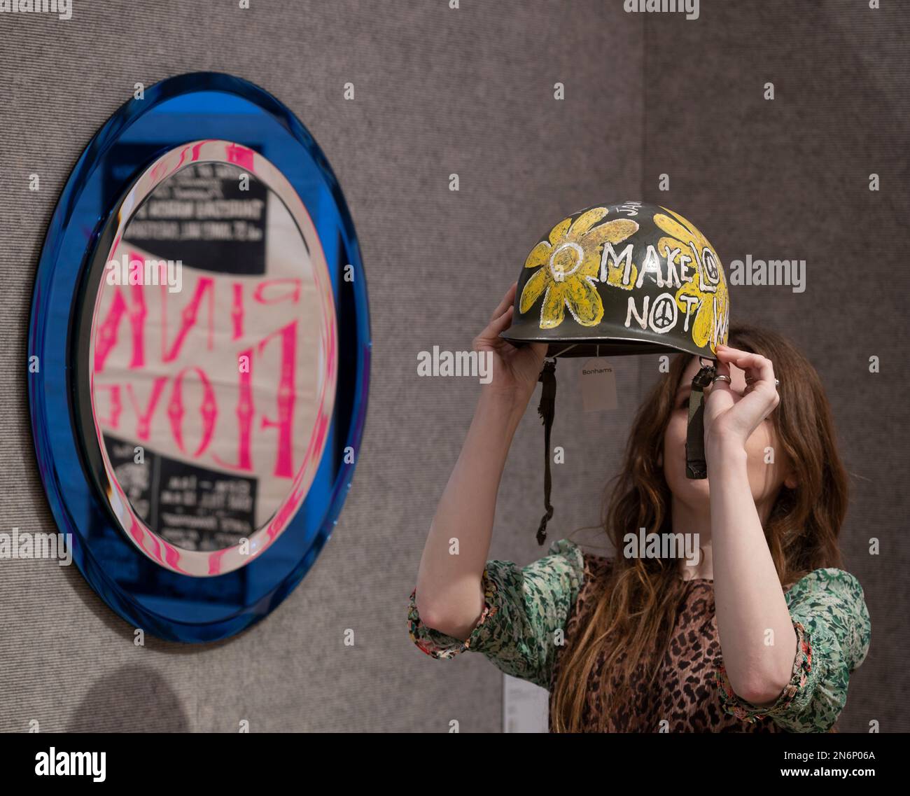 Bonhams, Londres, Royaume-Uni. 10 février 2023. Unité dans la variété: La collection David Bonsall d'arts décoratifs et de design a lieu le 14 FebImage: US Vietnam Helmet, «Flower Power», c. 1967, estimation: £200-300. Crédit : Malcolm Park/Alay Live News. Banque D'Images