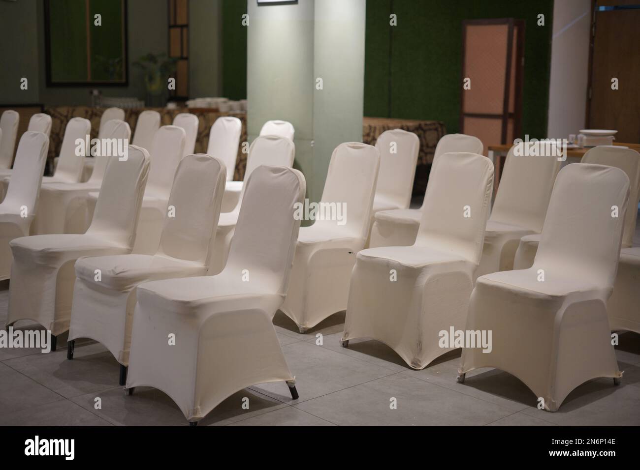 Table et chaises avec décoration pour la cérémonie de procession de mariage Banque D'Images