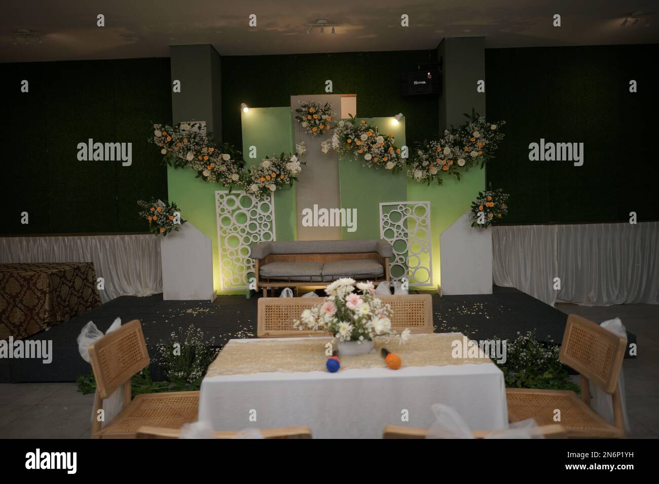 Belle décoration de mariage avec fleurs, feuilles et lampes Banque D'Images