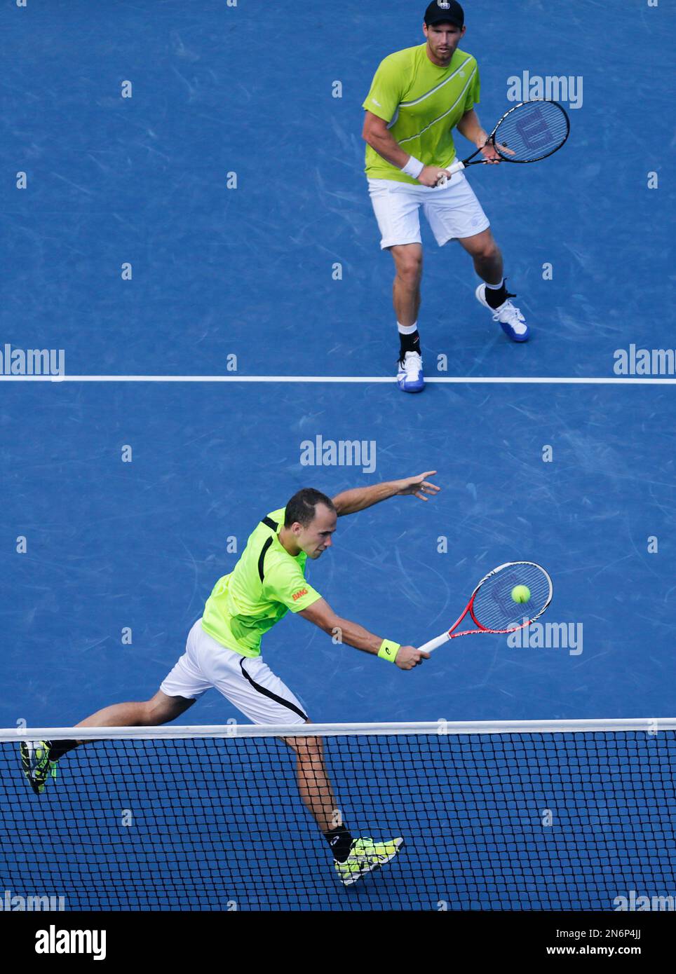 Bruno Soares, of Brazil, left, returns a shot as Alexander Peya, of Austria, looks on against Leander Paes, of India, and Radek Stepanek, of the Czech Republic, during the men's doubles final of the 2013 U.S. Open tennis tournament, Sunday, Sept. 8, 2013, in New York. (AP Photo/Charles Krupa) Banque D'Images
