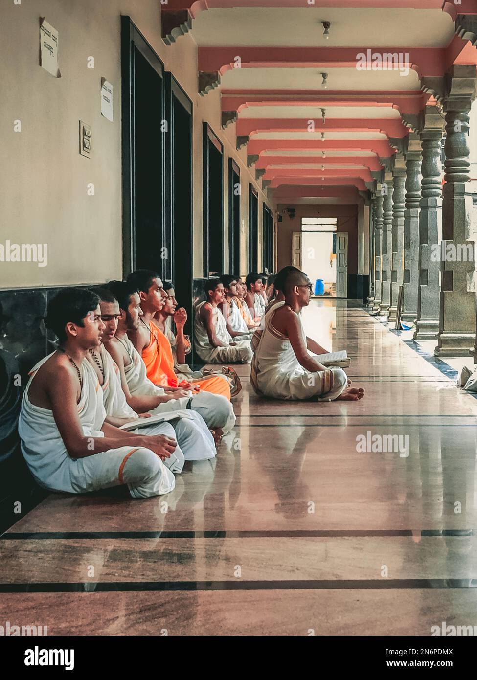 Une verticale des enfants de l'école d'étude religieuse hindoue védique en Inde assis sur le sol Banque D'Images