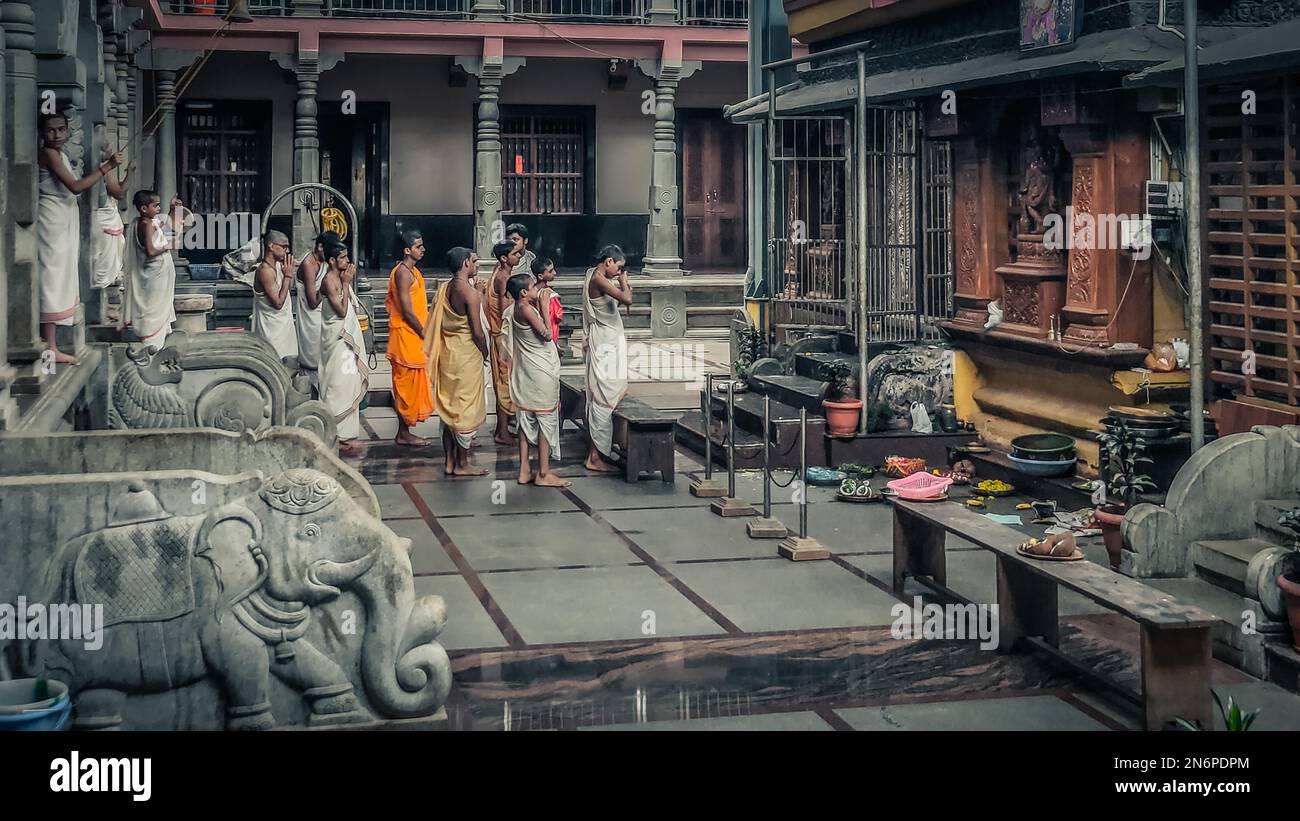 Les élèves de l'école d'études religieuses hindoue védique en Inde adorant devant l'autel Banque D'Images