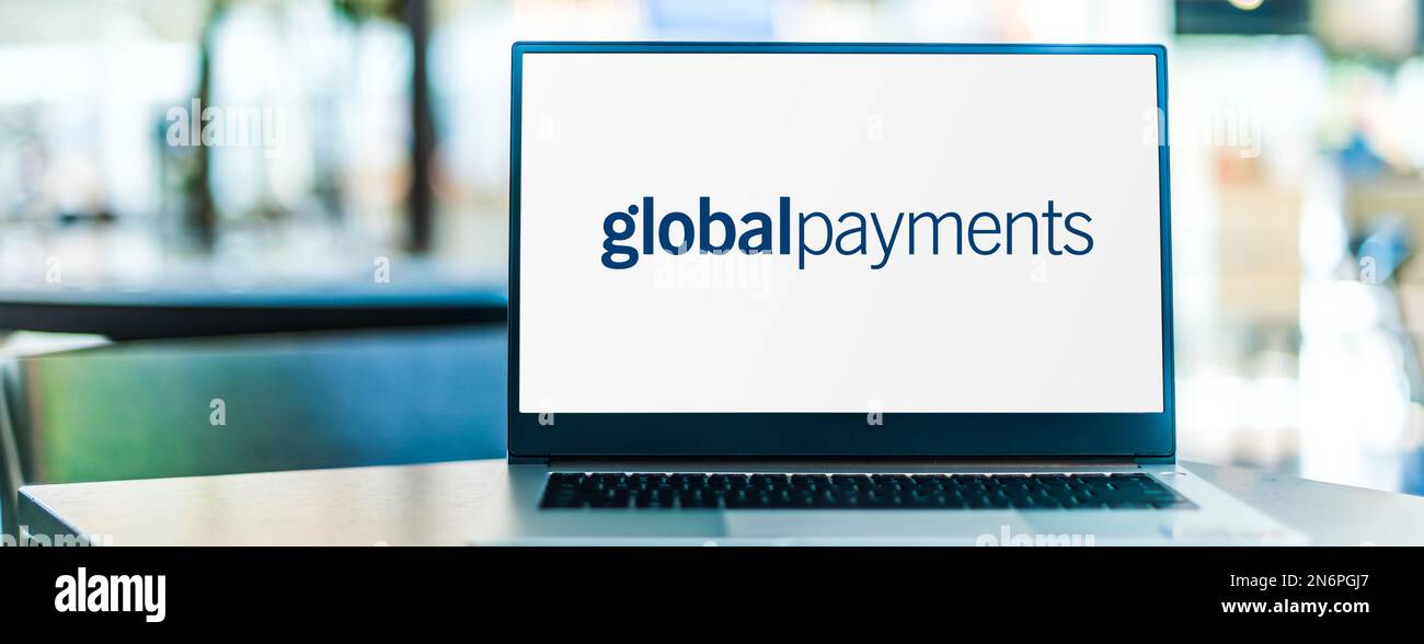 POZNAN, POL - 2 AOÛT 2022: Ordinateur portable affichant le logo de Global Payments, une société de technologie financière qui fournit la technologie de paiement et de ser Banque D'Images