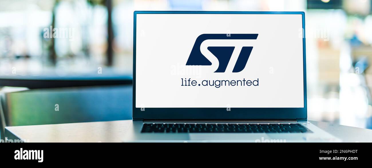 POZNAN, POL - 2 AOÛT 2022: Ordinateur portable affichant le logo de STMicroelectronics, un fabricant d'électronique et de semi-conducteurs dont le siège social est à Swit Banque D'Images