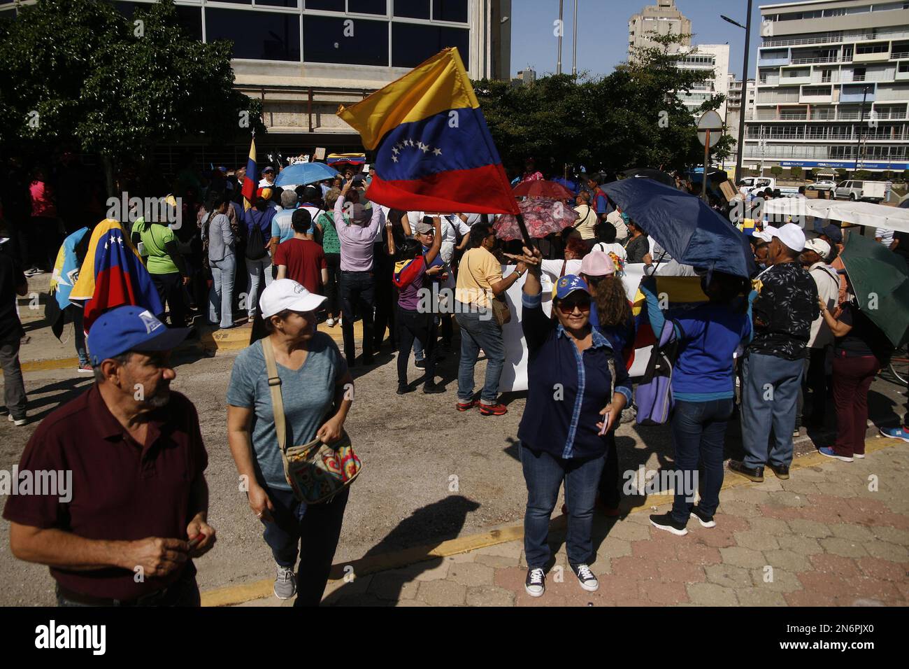 Maracaibo, Venezuela. 09th févr. 2023. Les enseignants marchent pour exiger des salaires décents ce jeudi sur 9 février 2023, dans la ville de Maracaibo, au Venezuela. La Guilde de l'éducation est accompagnée de travailleurs, de membres du personnel administratif, de parents et de représentants des différentes écoles de l'État de Zulia. Ils ont commencé une nouvelle journée de protestation pour exiger du gouvernement bolivarien du président Nicolás Maduro, des demandes selon leur profession, ils disent qu'ils sont fatigués de recevoir des salaires de famine qui violent leurs droits du travail. (Photo par Humberto Matheus/Sipa USA) crédit: SIPA USA/Alay Live News Banque D'Images