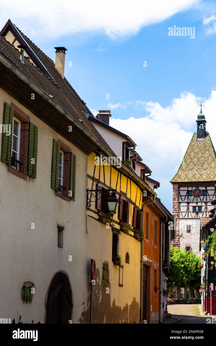 Bergheim, petite ville sur la route des vins d'Alsace avec des bâtiments médiévaux, un mur défensif et une atmosphère charmante Banque D'Images