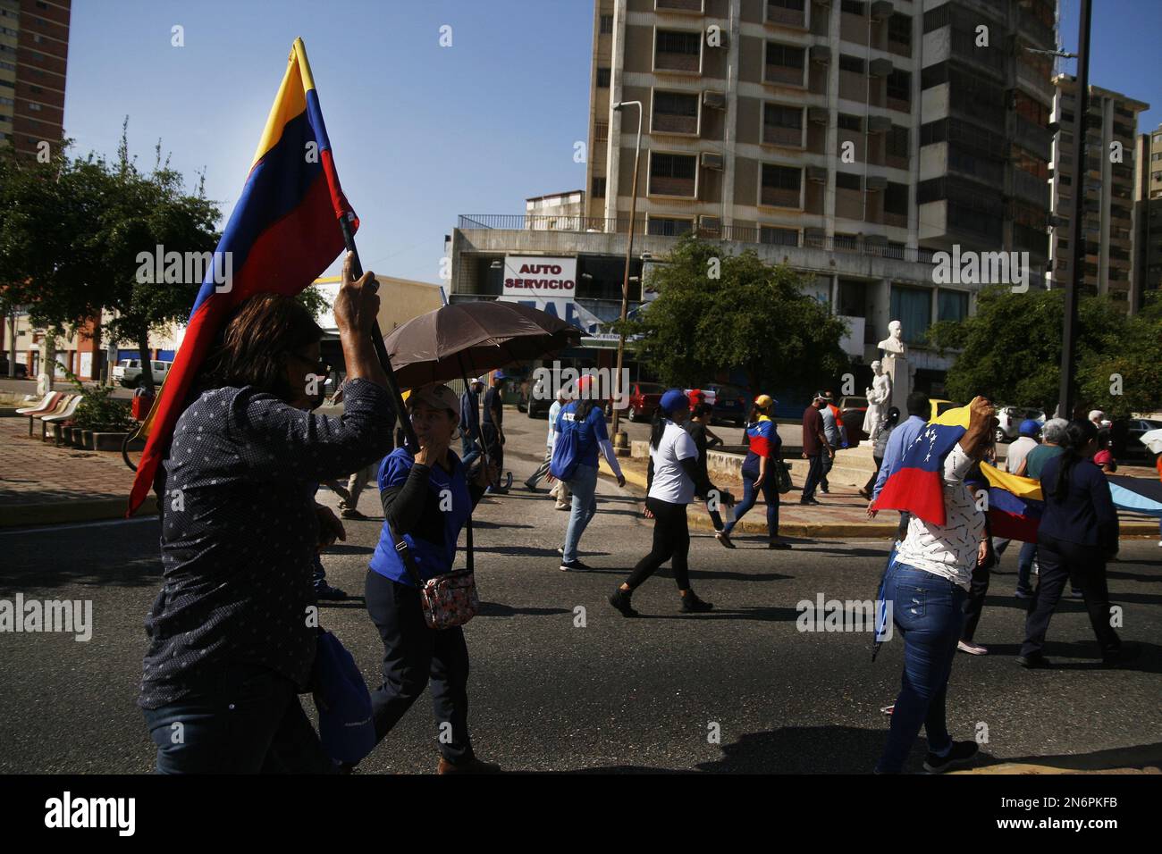 Maracaibo, Venezuela. 09th févr. 2023. Les enseignants marchent pour exiger des salaires décents ce jeudi sur 9 février 2023, dans la ville de Maracaibo, au Venezuela. La Guilde de l'éducation est accompagnée de travailleurs, de membres du personnel administratif, de parents et de représentants des différentes écoles de l'État de Zulia. Ils ont commencé une nouvelle journée de protestation pour exiger du gouvernement bolivarien du président Nicolás Maduro, des demandes selon leur profession, ils disent qu'ils sont fatigués de recevoir des salaires de famine qui violent leurs droits du travail. (Photo par Humberto Matheus/Sipa USA) crédit: SIPA USA/Alay Live News Banque D'Images