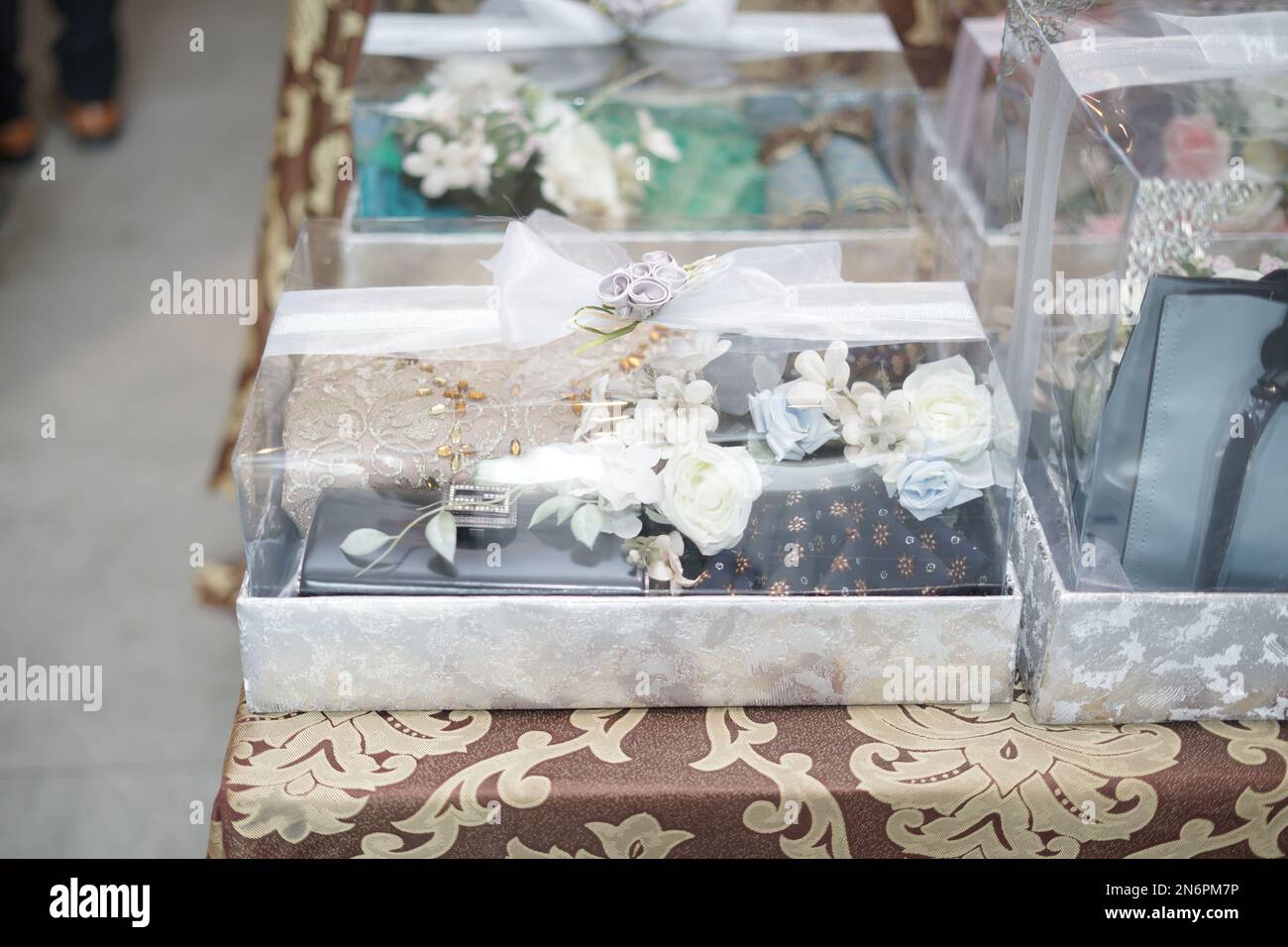 Cadeau de mariage sur une table pour une cérémonie de mariage traditionnelle Banque D'Images