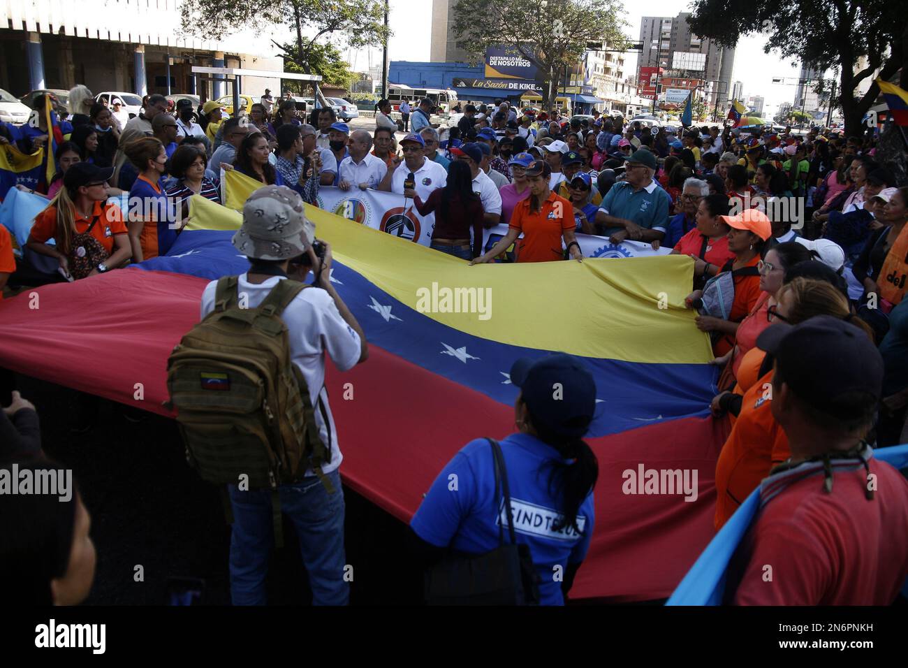 Maracaibo, Venezuela. 09th févr. 2023. Les enseignants marchent pour exiger des salaires décents ce jeudi sur 9 février 2023, dans la ville de Maracaibo, au Venezuela. La Guilde de l'éducation est accompagnée de travailleurs, de membres du personnel administratif, de parents et de représentants des différentes écoles de l'État de Zulia. Ils ont commencé une nouvelle journée de protestation pour exiger du gouvernement bolivarien du président Nicolás Maduro, des demandes selon leur profession, ils disent qu'ils sont fatigués de recevoir des salaires de famine qui violent leurs droits du travail. (Photo par Humberto Matheus/Sipa USA) crédit: SIPA USA/Alay Live News Banque D'Images