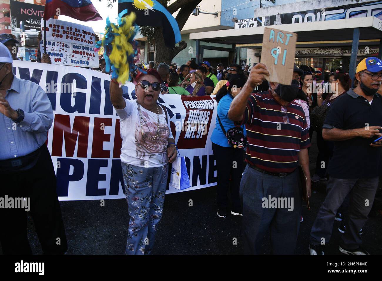 Maracaibo, Venezuela. 09th févr. 2023. Les enseignants marchent pour exiger des salaires décents ce jeudi sur 9 février 2023, dans la ville de Maracaibo, au Venezuela. La Guilde de l'éducation est accompagnée de travailleurs, de membres du personnel administratif, de parents et de représentants des différentes écoles de l'État de Zulia. Ils ont commencé une nouvelle journée de protestation pour exiger du gouvernement bolivarien du président Nicolás Maduro, des demandes selon leur profession, ils disent qu'ils sont fatigués de recevoir des salaires de famine qui violent leurs droits du travail. (Photo par Humberto Matheus/Sipa USA) crédit: SIPA USA/Alay Live News Banque D'Images