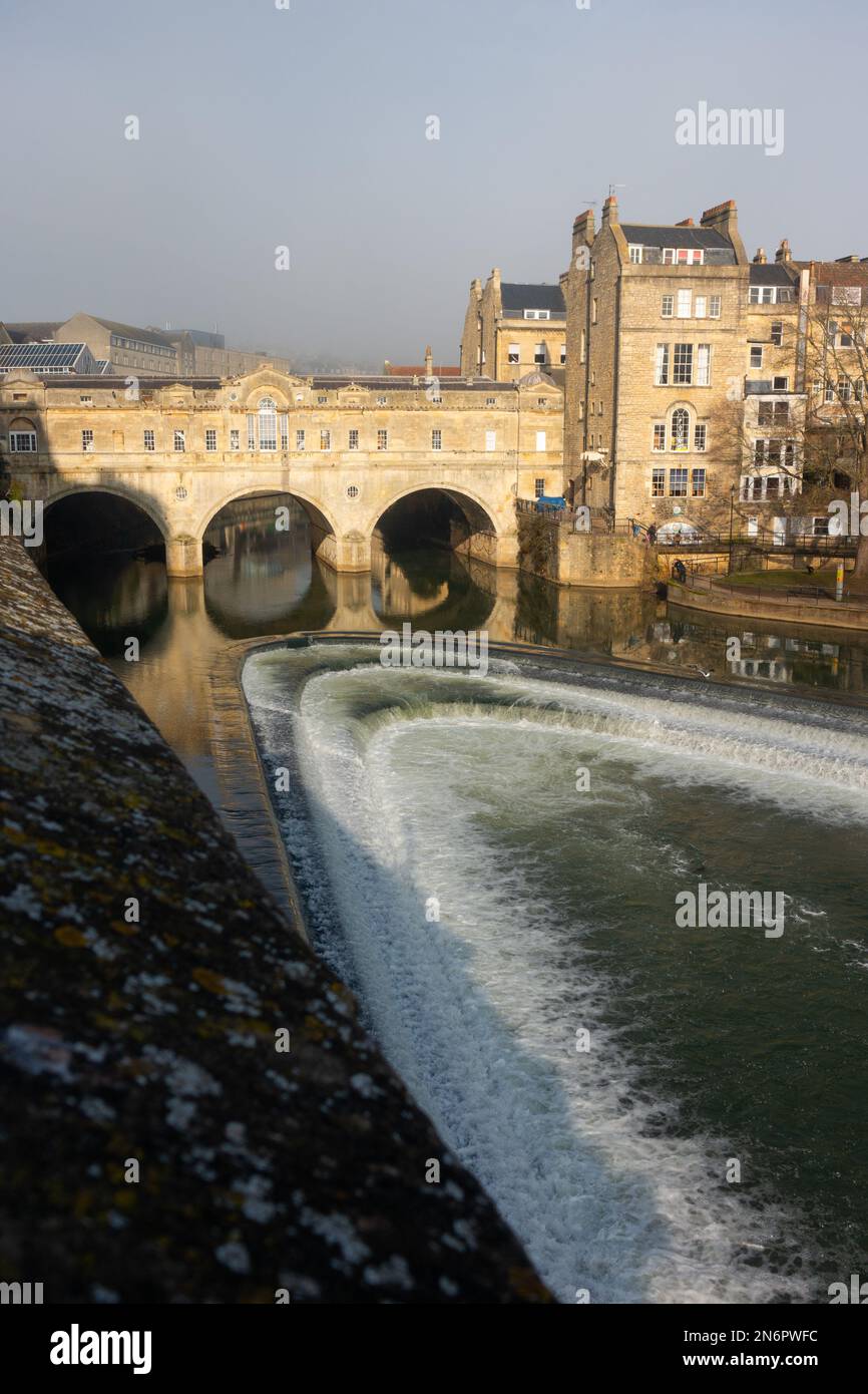 Le déversoir de la rivière Avon à Pulteney Bridge, Bath, Somerset Banque D'Images