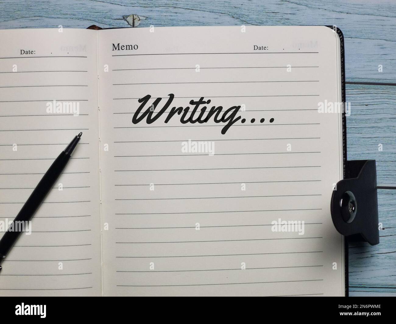 Un carnet avec une inscription écrite à l'aide d'un crayon Banque D'Images