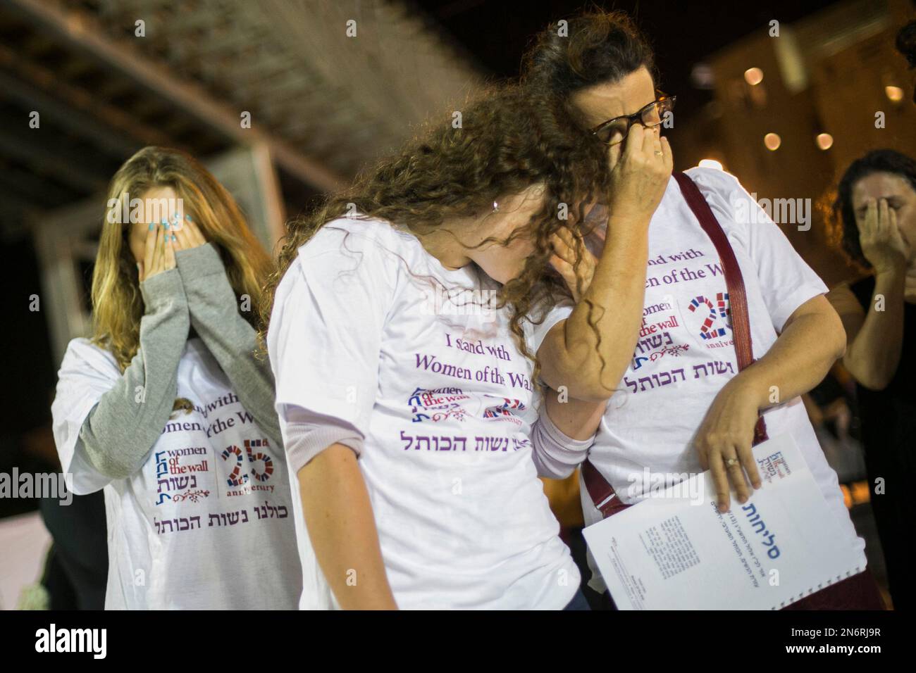 Israeli women of the Women of the Wall organization participate in a Selichot, Hebrew for forgiveness, prayer ahead of the Jewish holiday of Yom Kippur, the Day of Atonement, at the Western Wall, the holiest site where Jews can pray in Jerusalem's old city, Sunday, Sept. 1, 2013. (AP Photo/Michal Fattal) ISRAEL OUT Banque D'Images