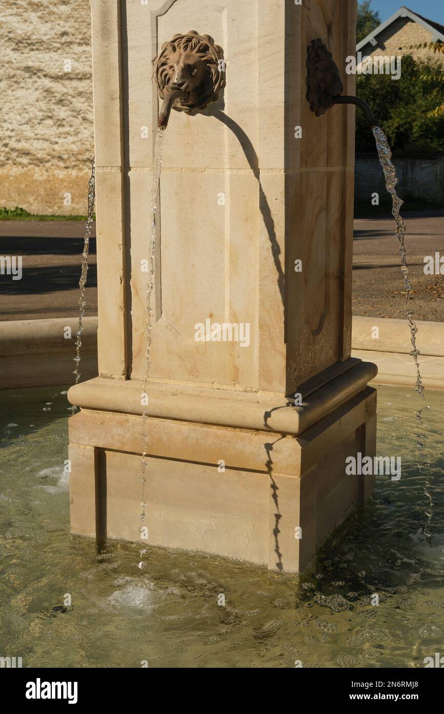 Ancienne pompe à eau dans un petit village français Banque D'Images