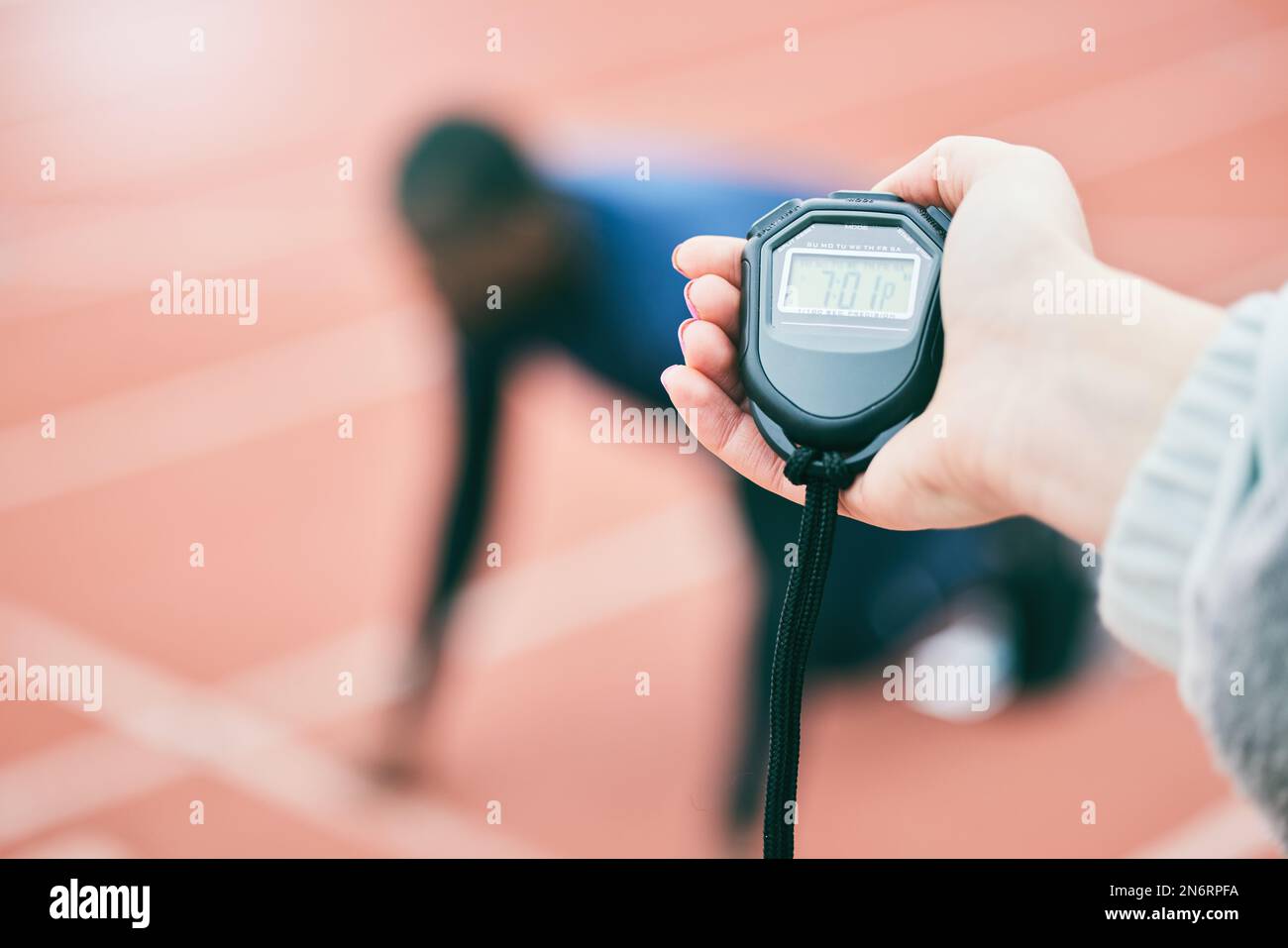 Sports course pied et mains avec chronom tre sur la piste de