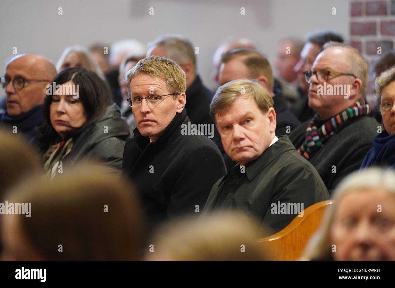 Bad Segeberg, Allemagne. 10th févr. 2023. Daniel Günther (M, CDU), ministre-président du Schleswig-Holstein, et Johann Wadephul (centre r, CDU), membre du Bundestag et président du groupe d'Etat, siègent pendant les funérailles du défunt membre du CDU du Bundestag Gero Storjohann à St. Église de Marie. Storjohann est décédé à la fin du mois de janvier à l'âge de 64 ans après une maladie grave. Credit: Marcus Brandt/dpa/Alay Live News Banque D'Images