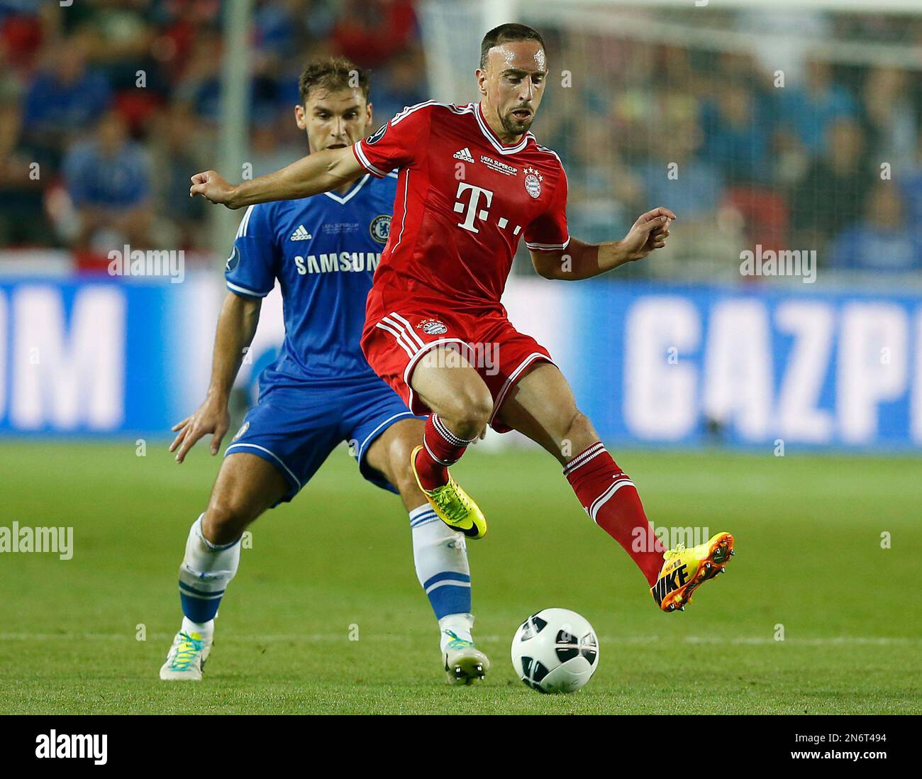 Chelsea's Branislav Ivanovic, from Serbia, rear, and Bayern's Franck Ribery of France challenge for the ball during the soccer Super Cup final between Champions League winner Bayern Munich and Europa League winner Chelsea FC at the Eden Stadium in Prague Friday, Aug. 30, 2013. (AP Photo/Petr David Josek) Banque D'Images